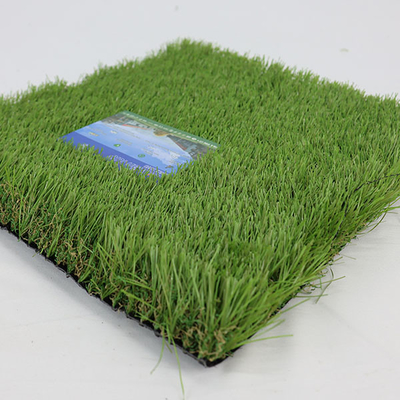 رسیدن به منظره زیبا 8600 تکه Dtex منظره چمن مصنوعی در بسته بندی رول و مخلوط 4 رنگ
