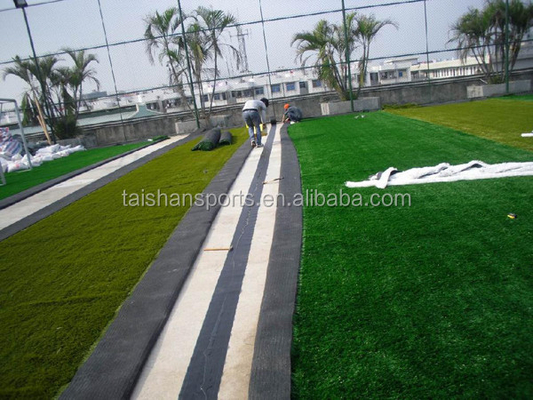 50 میلی متر سبزی مصنوعی ورزش چمن مواد PE 16000 Dtex ورزش Astro Turf برای فوتبال زمین فوتبال