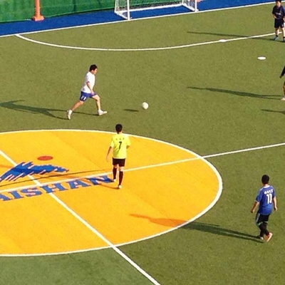 55mm ارتفاع انبار فوتبال چمن مصنوعی نیاز به پر کردن مقاومت UV آب قابل نفوذ سبز چمن مصنوعی