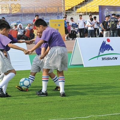 55mm ارتفاع انبار فوتبال چمن مصنوعی نیاز به پر کردن مقاومت UV آب قابل نفوذ سبز چمن مصنوعی
