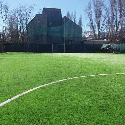 55mm ارتفاع انبار فوتبال چمن مصنوعی نیاز به پر کردن مقاومت UV آب قابل نفوذ سبز چمن مصنوعی
